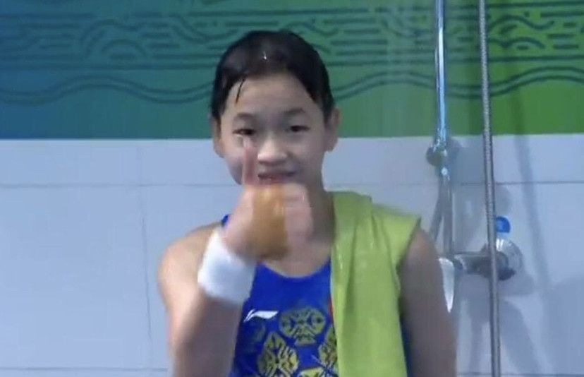 闻言大伯竟然把这套别墅送给叶辰，王云飞心里也极度的震惊与难受，立刻对萧薇薇说：你等一下，我问问我大伯。